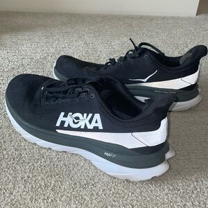Men’s size 11 Hoka mach 4- back